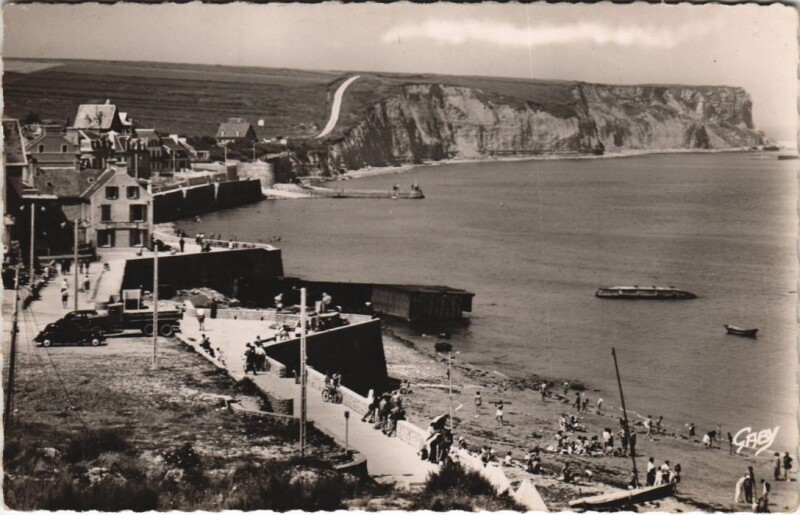 Carte postale ancienne Arromanches-les-Bains Le Port et la Digue à Arromanches-les-Bains