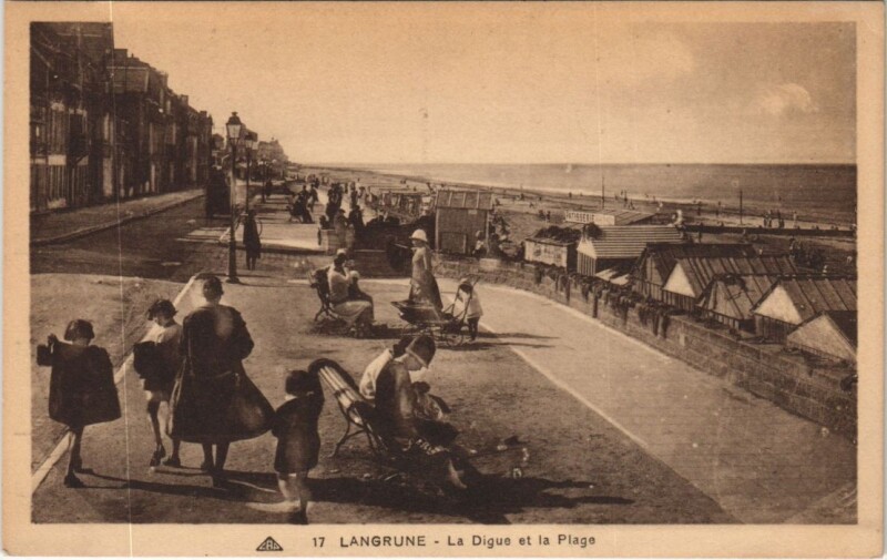 Carte postale ancienne Langrune-sur-Mer La Digue et la Plage à Langrune-sur-Mer
