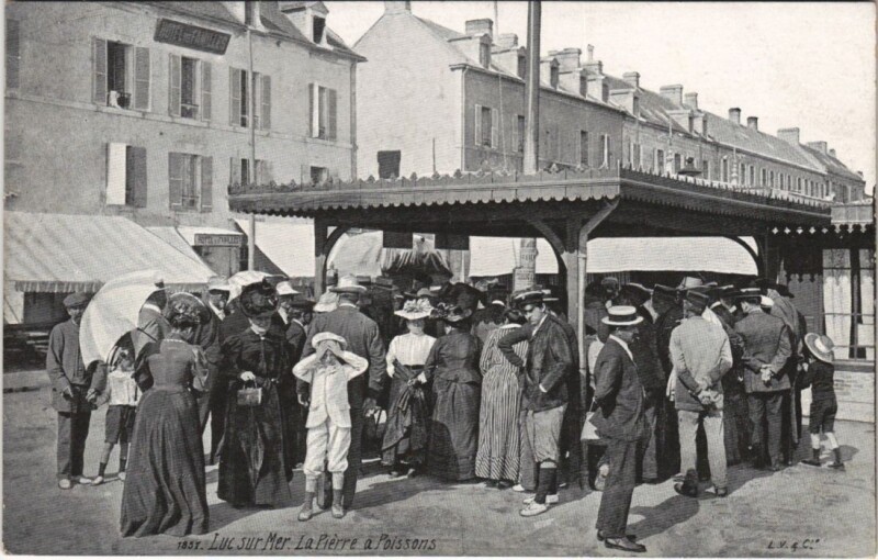 Carte postale ancienne Luc-sur-Mer La Pierre a Poisson à Luc-sur-Mer