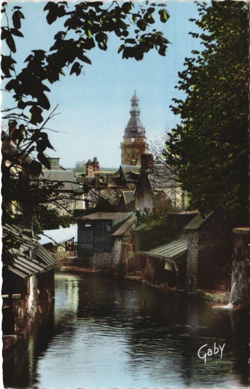 Carte postale ancienne Villedieu-les-Poeles Le Clocher et la Riviere