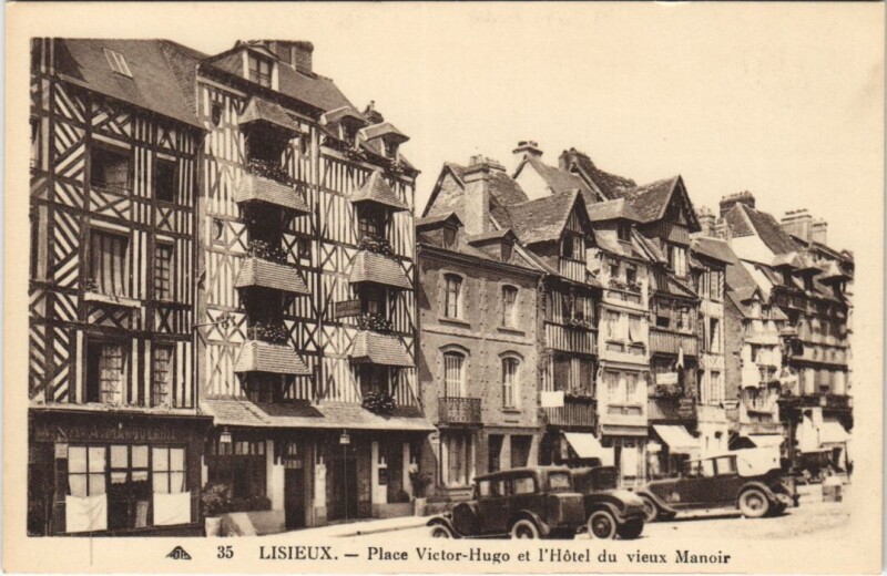 Carte postale ancienne Lisieux Place Victor-Hugo et l'Hotel du Vieux Manoir à Lisieux