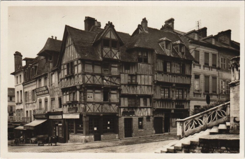 Carte postale ancienne Lisieux Vieilles Maisons devant Saint-Jacques à Lisieux