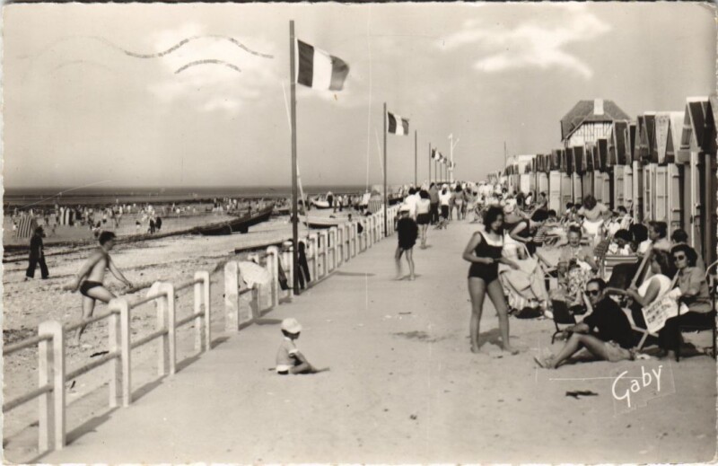 Carte postale ancienne Bernieres-sur-Mer La Digue et la Plage