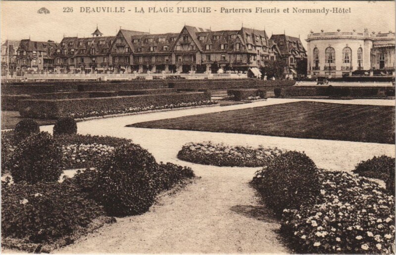 Carte postale ancienne Deauville Parterres Fleuris et Normandy-Hotel à Deauville