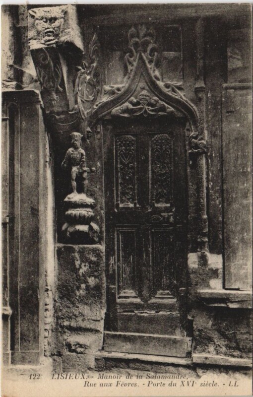Carte postale ancienne Lisieux Manoir de la Salamandre - Rue aux Fevres - Porte à Lisieux