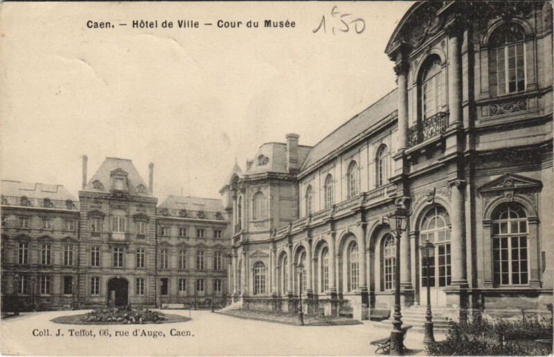 Carte postale ancienne Caen Hotel de Ville - Cour du Musee