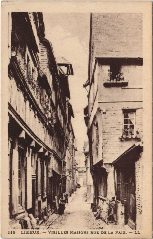 Carte postale ancienne Lisieux Vieilles Maisons - Rue de la Paix à Lisieux