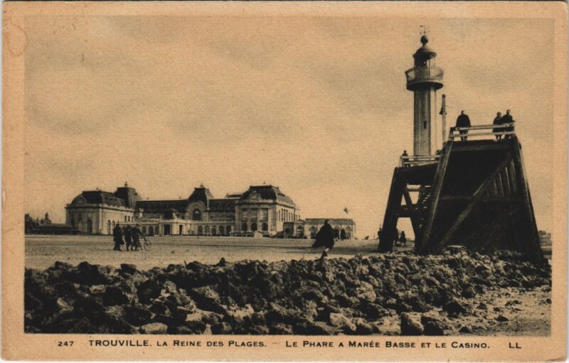 Carte postale ancienne Trouville-sur-Mer Le Phare a Maree Basse et le Casino à Trouville-sur-Mer