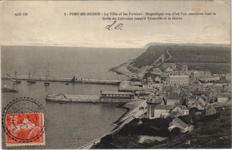 Carte postale ancienne Port-en-Bessin La Ville et les Falaises à Falaise