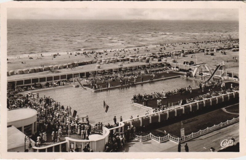 Carte postale ancienne Trouville-sur-Mer La Plage et la Piscine à Trouville-sur-Mer