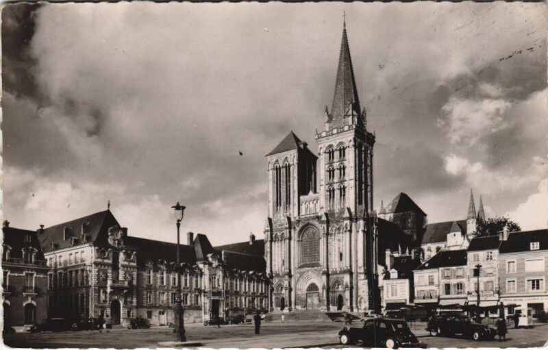 Carte postale ancienne Lisieux Cathedrale Saint-Pierre et Place Thiers à Lisieux