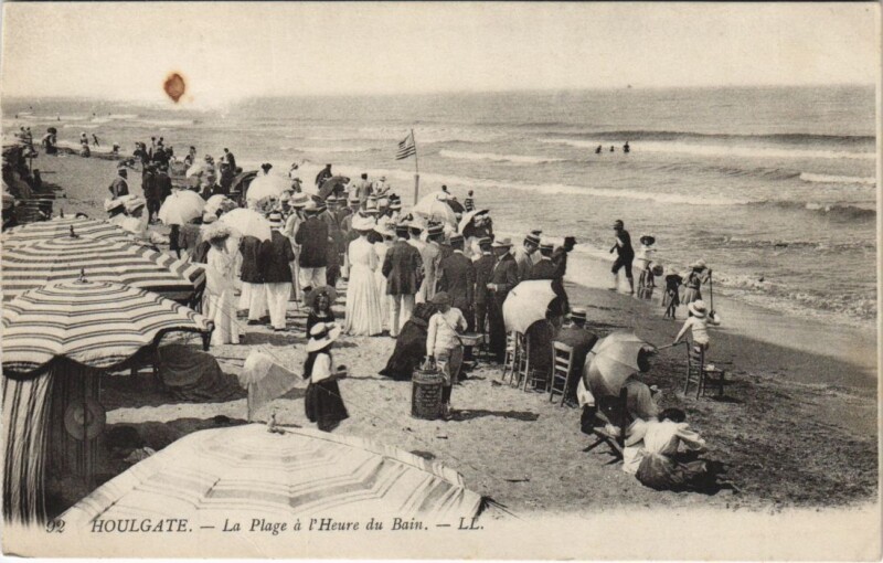 Carte postale ancienne Houlgate La Plage a l'Heure du Bain à Houlgate