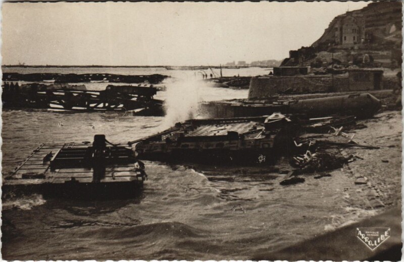 Carte postale ancienne Arromanches 1944 - La Grande Cale et la Falaise Est à Falaise