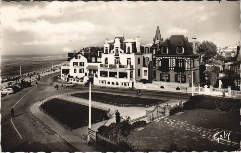 Carte postale ancienne Villers-sur-Mer Place Mermoz et l'Hotel de la Bonne Auberge à Villers-sur-Mer