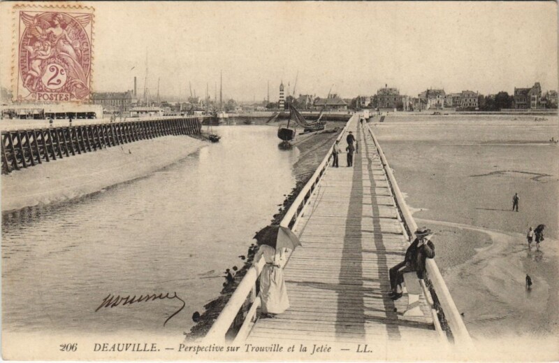 Carte postale ancienne Deauville Perspective sur Trouville et la Jetee à Deauville