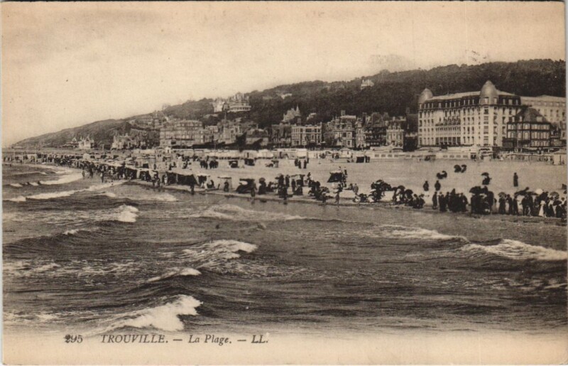 Carte postale ancienne Trouville-sur-Mer La Plage à Trouville-sur-Mer