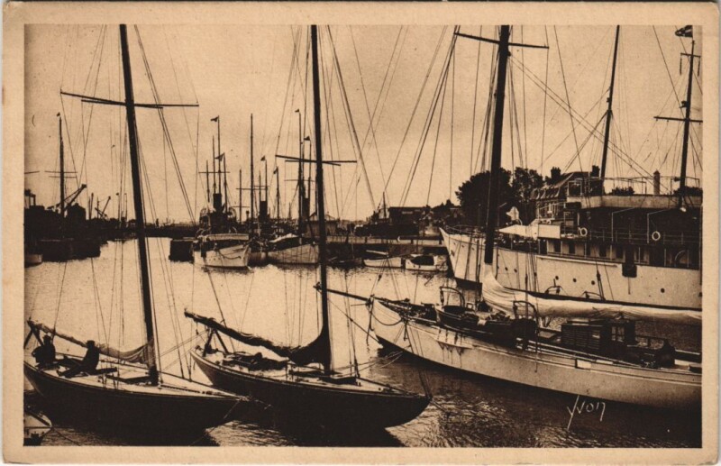 Carte postale ancienne Deauville Les Yachts à Deauville