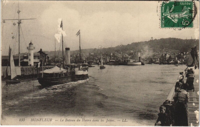 Carte postale ancienne Honfleur Le Bateau du Havre dans les Jetees à Honfleur