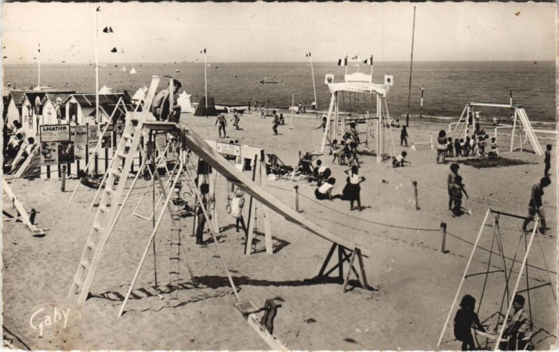 Carte postale ancienne Franceville-Plage Les Jeux sur la Plage