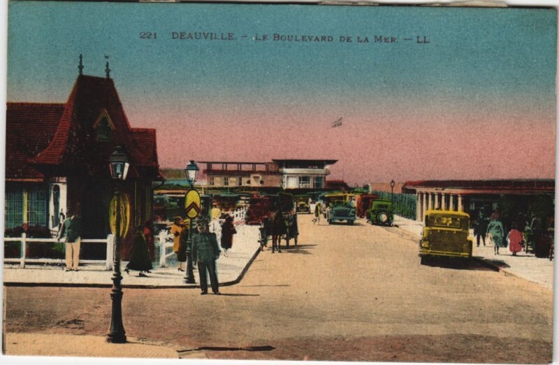 Carte postale ancienne Deauville Le Boulevard de la Mer à Deauville