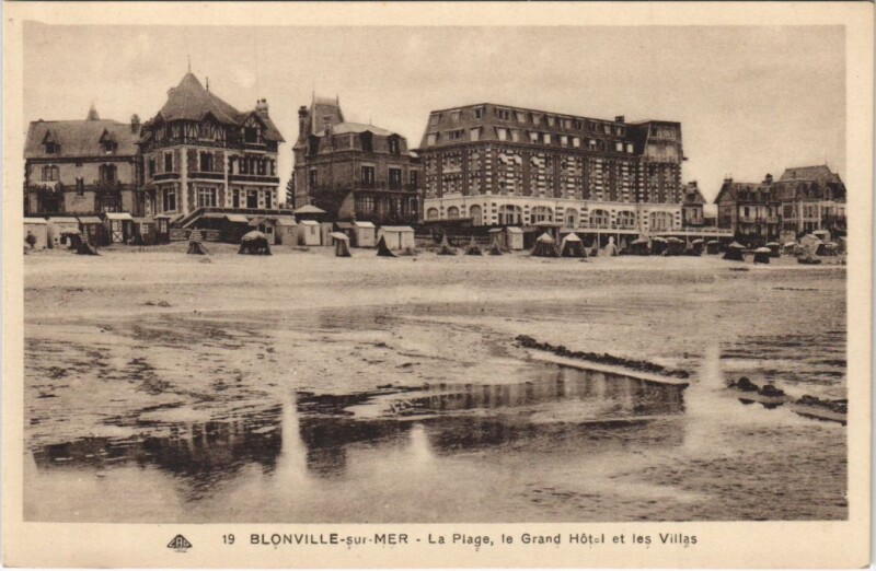 Carte postale ancienne Blonville-sur-Mer La Plage - Le Grand Hotel et les Villas à Blonville-sur-Mer
