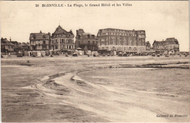 Carte postale ancienne Blonville-sur-Mer La Plage - Le Grand Hotel et les Villas à Blonville-sur-Mer