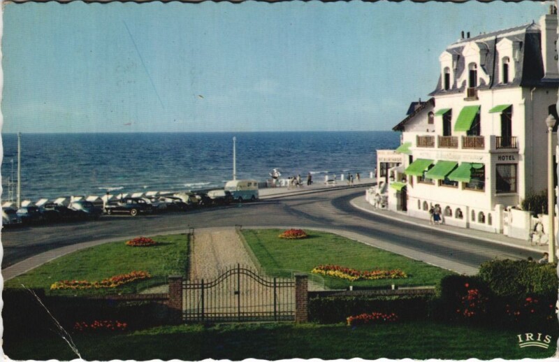 Carte postale ancienne Villers-sur-Mer La Place Jean-Mermoz et la Mer à Villers-sur-Mer