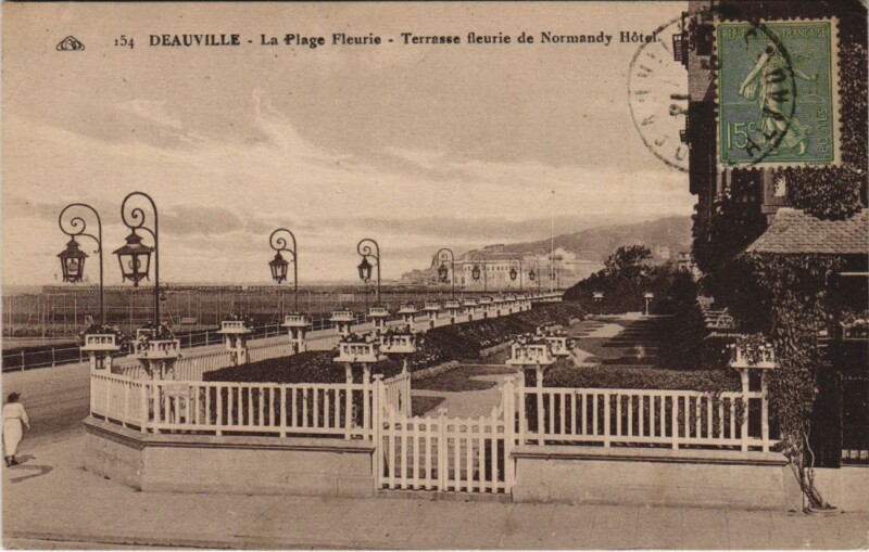Carte postale ancienne Deauville Terrasse Fleurie de Normandy Hotel à Deauville