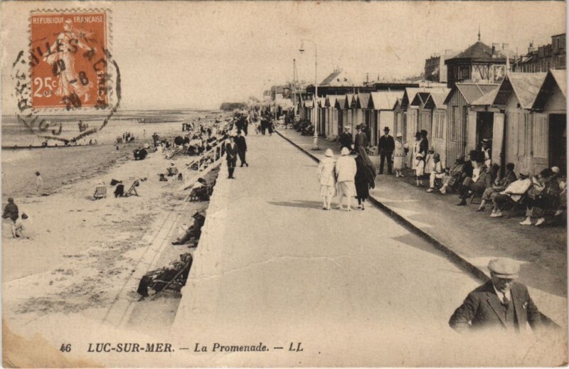 Carte postale ancienne Luc-sur-Mer La Promenade à Luc-sur-Mer