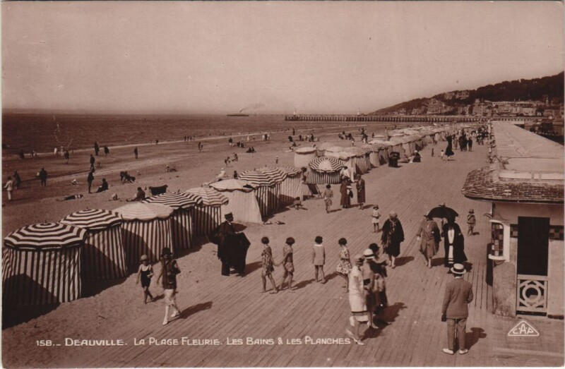 Carte postale ancienne Deauville Les Bains et les Planches à Deauville