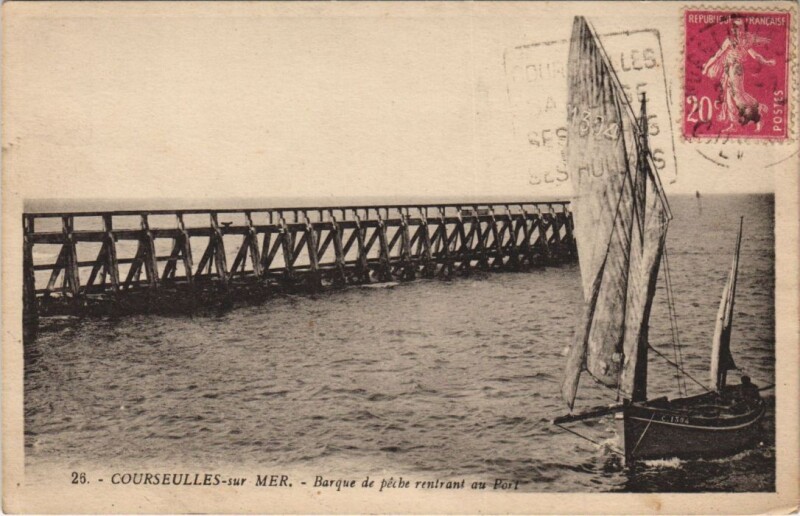 Carte postale ancienne Courseulles-sur-Mer Barque de Peche Rantrant au Port à Courseulles-sur-Mer