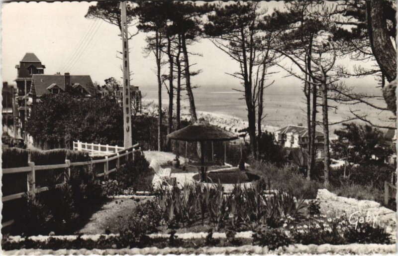 Carte postale ancienne Houlgate La Plage - Vue a Travers les Pins à Houlgate