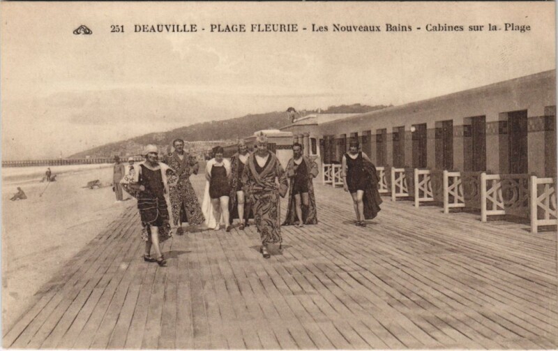 Carte postale ancienne Deauville Les Nouveaux Bains - Cabines sur la Plage à Deauville