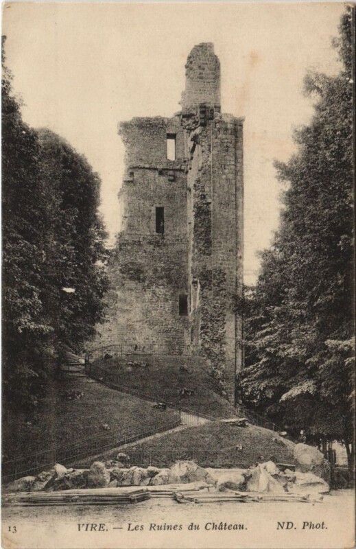 Carte postale ancienne Vire Les Ruines du Chateau