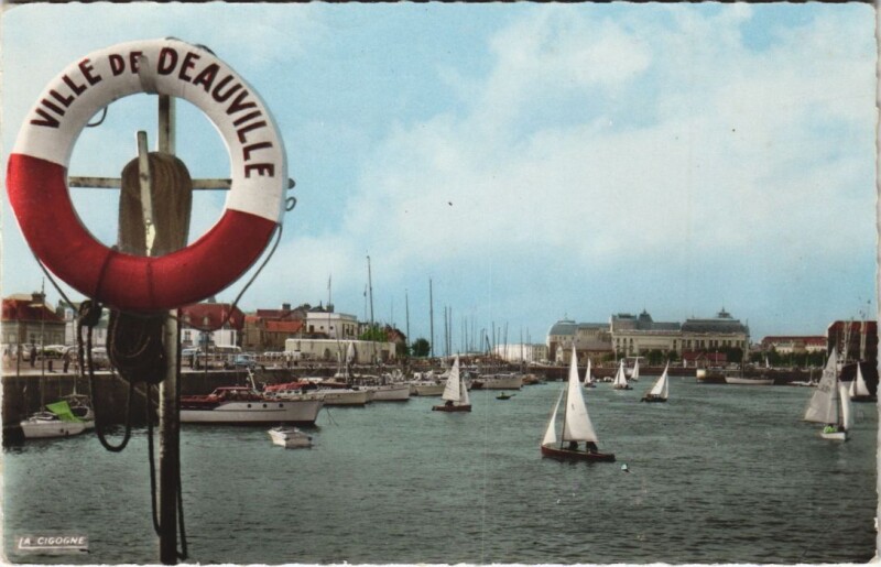 Carte postale ancienne Deauville Le Bassin des Yachts à Deauville