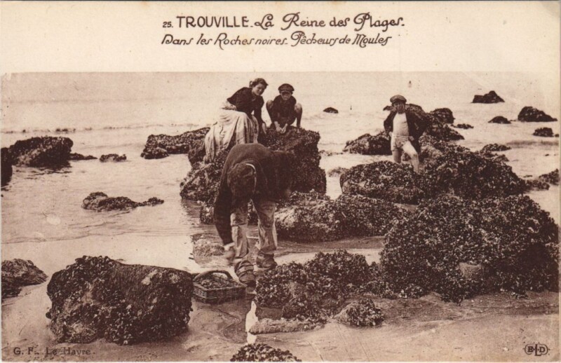 Carte postale ancienne Trouville-sur-Mer Dans les Roches Noires - Pecheurs de Moules à Trouville-sur-Mer