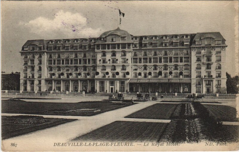 Carte postale ancienne Deauville Le Royal Hotel à Deauville