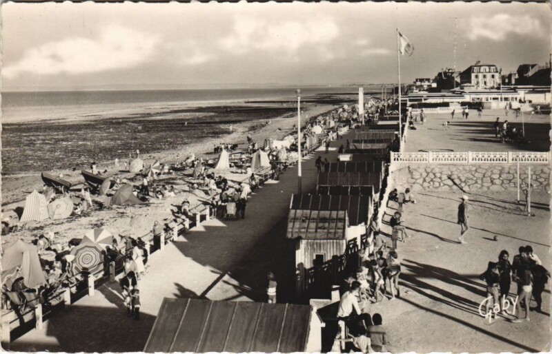 Carte postale ancienne Luc-sur-Mer La Plage à Luc-sur-Mer