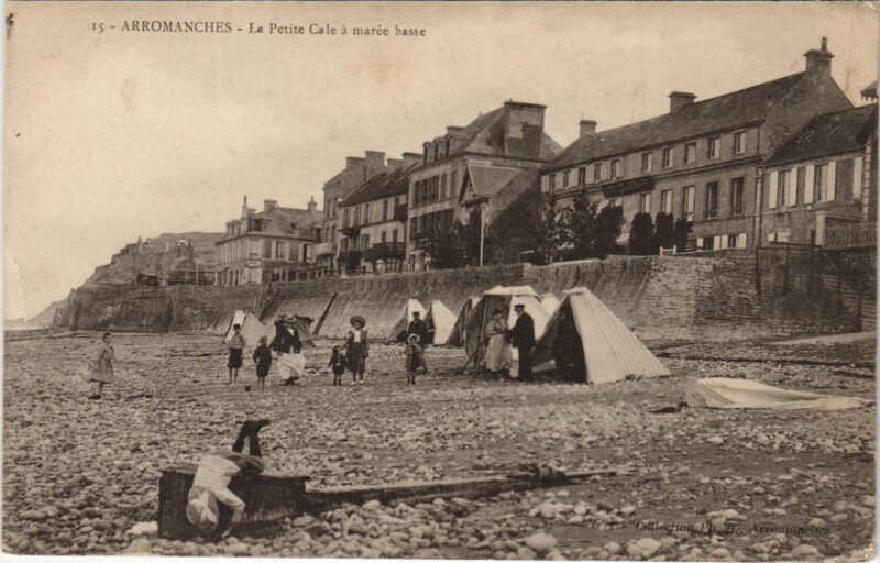 Carte postale ancienne Arromanches La Petite Cale a Maree Basse