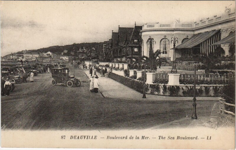 Carte postale ancienne Deauville Boulevard de la Mer à Deauville