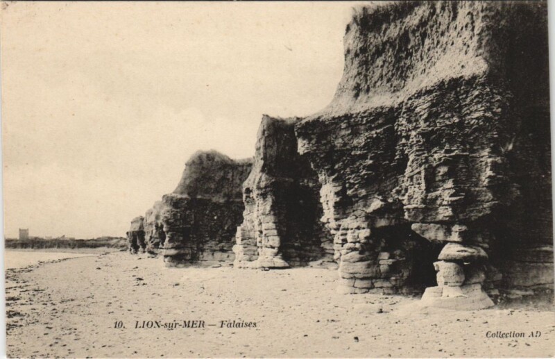 Carte postale ancienne Lion-sur-Mer Falaises à Falaise