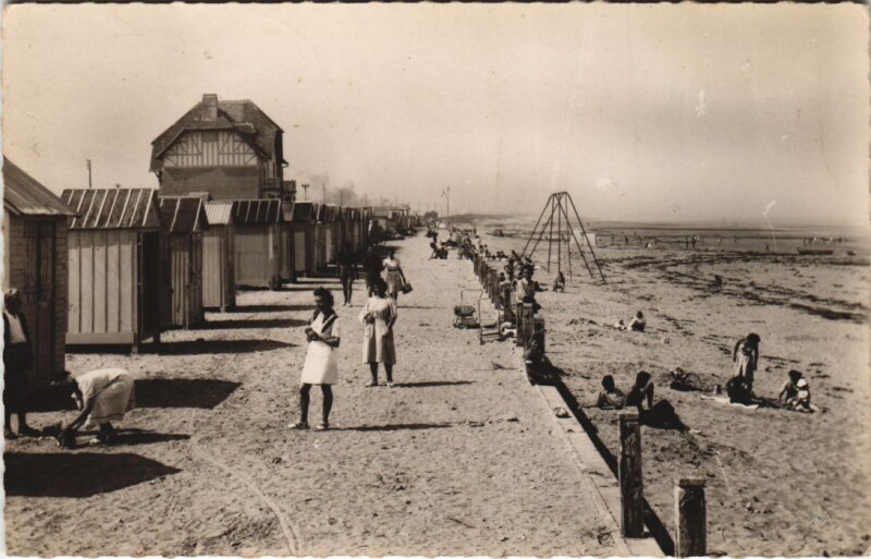 Carte postale ancienne Bernieres-sur-Mer La Digue et la Plage a Maree Basse