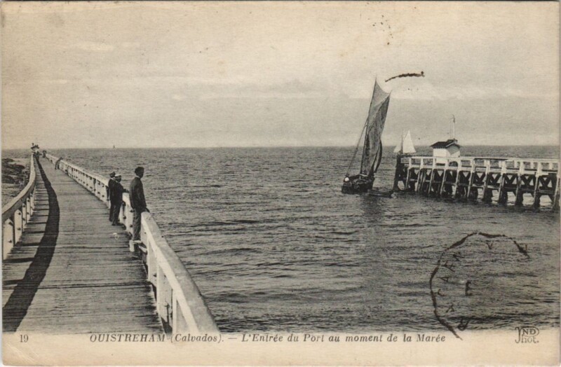 Carte postale ancienne Ouistreham L'Entree du Port au Moment de la Maree à Ouistreham
