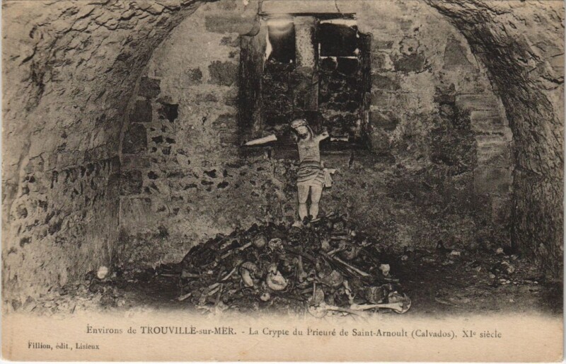 Carte postale ancienne Saint-Arnoult La Crypte du Prieure à Saint-Arnoult