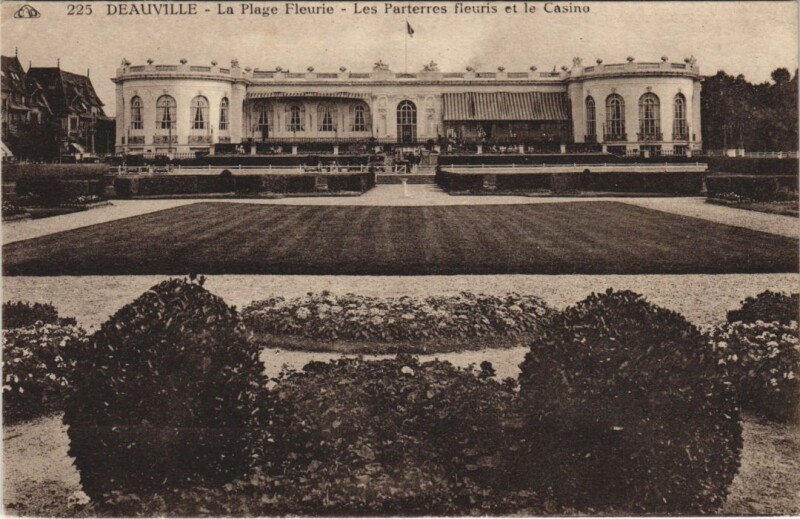 Carte postale ancienne Deauville Les Parterres Fleuris et le Casino à Deauville