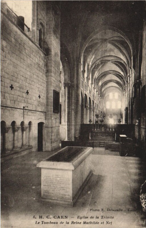 Carte postale ancienne Caen Eglise de la Trinite - Tombeau de la Reine Mathilde