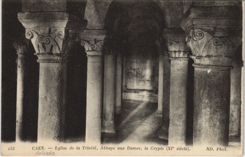 Carte postale ancienne Caen Eglise de la Trinite - Abbaye aux Dames - La Crypte