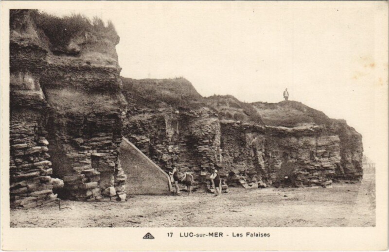 Carte postale ancienne Luc-sur-Mer Les Falaises à Falaise