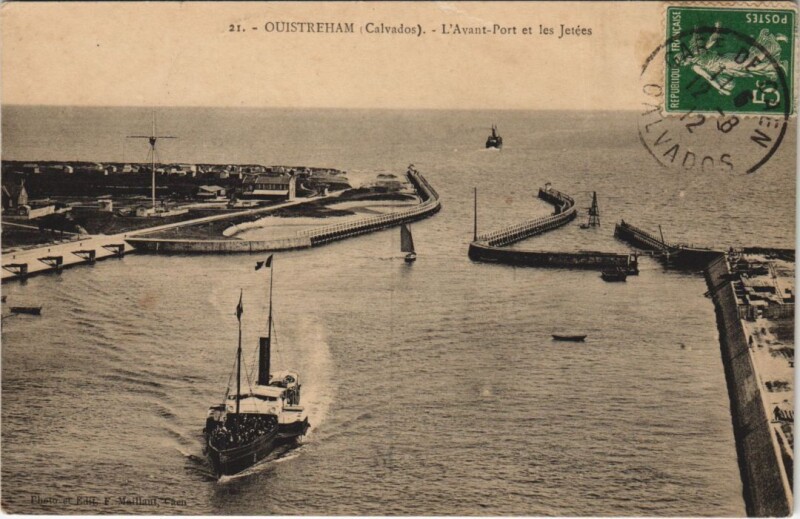 Carte postale ancienne Ouistreham L'Avant-Port et les Jetees à Ouistreham