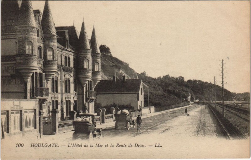 Carte postale ancienne Houlgate L'Hteol de la Mer et la Route de Dives à Houlgate